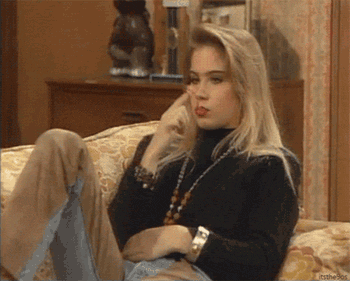 Kelly Bundy spielt mit Kaugummi auf dem Sofa Al Bundy - Der humorvolle Held des Alltags Kelly Bundy - Das Genie, das niemand kommen sah eine schrecklich nette Familie, Komische Begebenheiten des Lebens | Die Kirche des heiligen Al Bundy 15. April 2023 2