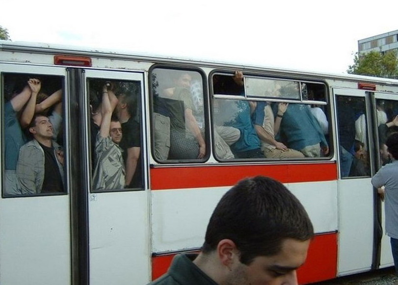 Komplett ueberfuellter Bus bei der Fahrt zur Arbeit Arbeitswahnsinn und Bürosatire Pendeln in der Hölle: Ein skurriler Einblick in den öffentlichen Nahverkehr Arbeit, Ausflug, Beschweren, Komische Begebenheiten des Lebens, Öffentlichkeit, Schlechte Laune | Die Kirche des heiligen Al Bundy 19. April 2023 5