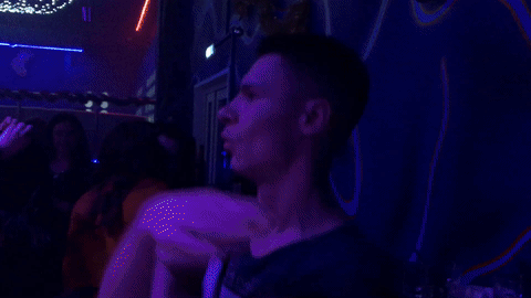 Peinlicher Typ in der Techno Disco sich bekreuzigen Lach dich schlapp: Lustige Bilder für den Spaßfaktor Das Leben als Online-Lachnummer - Humor im Zeitalter der sozialen Medien Internet, Lustige Bilder, Lustige Menschen | Die Kirche des heiligen Al Bundy 27. April 2023 10