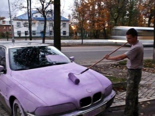 Das geliebte Auto selbst umlackieren Menschliche Marotten: Lustige Geschichten aus dem Leben Das geliebte Auto selbst rosa umlackieren mit Malerrolle. Ob das so eine gute Idee ist?