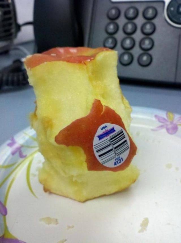 Sich nicht zu viel Arbeit machen beim Apfel essen