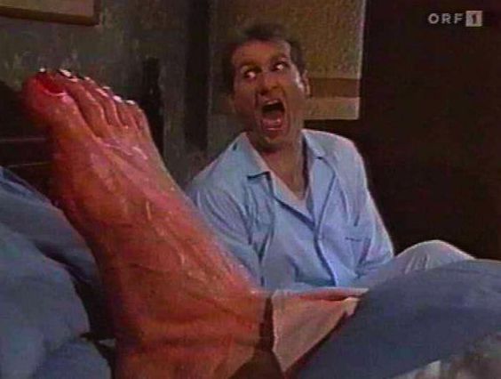Al Bundy im Schlafzimmer Alptraum von riesen Frauenfuesse Al Bundy - Der humorvolle Held des Alltags Al Bundy - Der unerwartete Alltagsgott unserer Zeit eine schrecklich nette Familie, Komische Begebenheiten des Lebens, Was würde Al Bundy tun? | Die Kirche des heiligen Al Bundy 17. April 2023 5