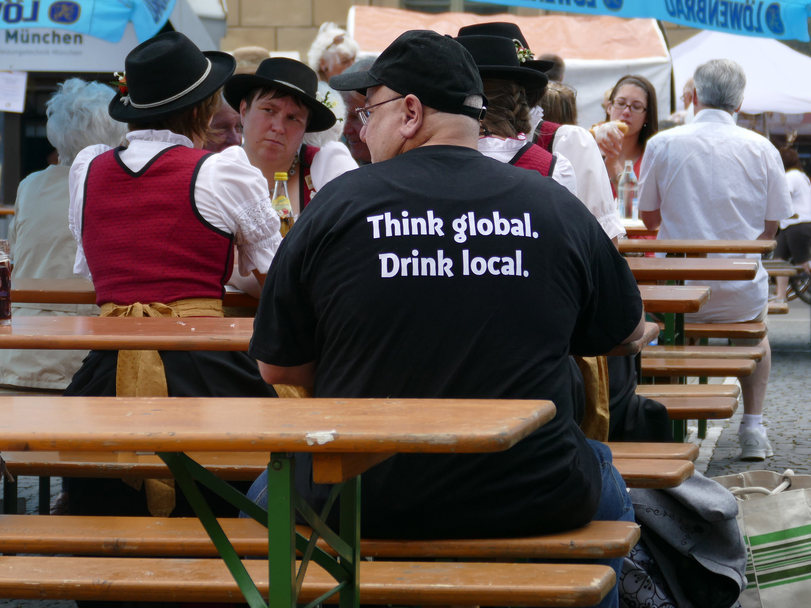 Oktoberfest Spaß: Mit Humor und Brezn zum Bierzelt-Erfolg Bier, Komische Begebenheiten des Lebens, Öffentlichkeit, Party | Die Kirche des heiligen Al Bundy 20. September 2023 9