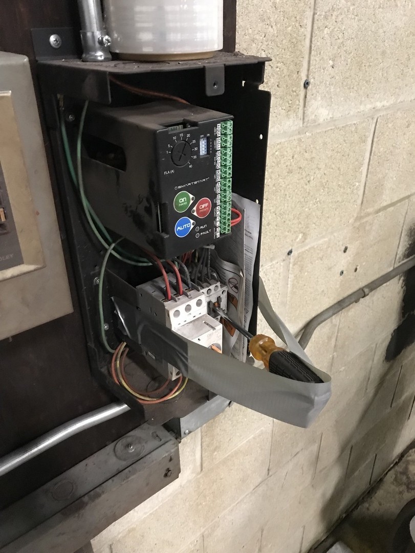 Elektriker bei der Arbeit lustig%20(2) Arbeitswahnsinn und Bürosatire Elektriker am Werk - Ein flammendes Plädoyer für knisternde Pannen Arbeit, Handwerker, Komische Begebenheiten des Lebens | Die Kirche des heiligen Al Bundy 30. September 2023 2