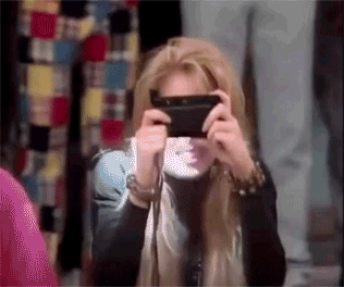 Kelly Bundy haelt Fotoapparat verkehrt rum Al Bundy - Der humorvolle Held des Alltags Kelly Bundy - Das Genie, das niemand kommen sah eine schrecklich nette Familie, Komische Begebenheiten des Lebens | Die Kirche des heiligen Al Bundy 15. April 2023 5
