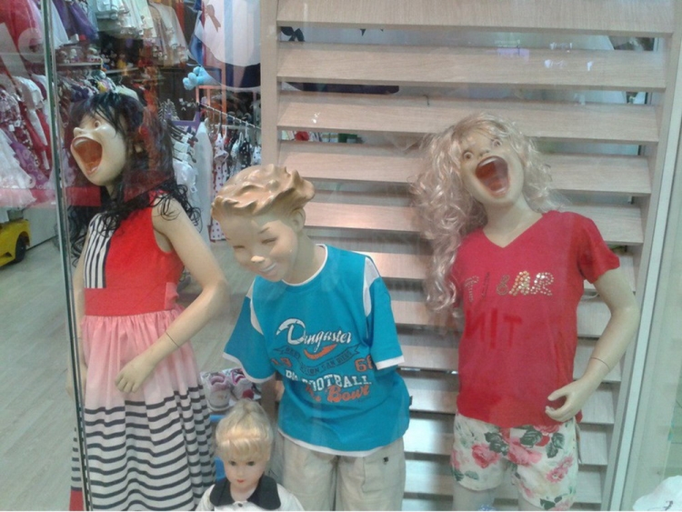 Witziger Kinderkleiderladen mit ulkigem Schaufenster Komische Familienabenteuer und schräge Verwandtschaft Kinderkleider-Chaos: Wenn Mode, Eltern und Kinder auf Kollisionskurs gehen! Einkaufen, Familie, Kinder, Komische Begebenheiten des Lebens, Mode | Die Kirche des heiligen Al Bundy 6. April 2023 9