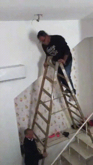 Arbeiten auf einer Baustelle - Der surreale Zirkus des Bauspektakels Arbeit, Lustige Menschen, Lustiges | Die Kirche des heiligen Al Bundy 14. April 2023 9