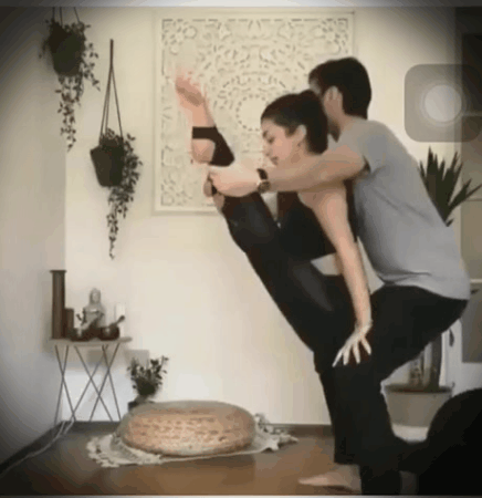 Yoga Fails Scheitern auf der Matte%20(2) Muskelkraft und Schenkelklopfer: Fitness mit Humor Yoga Fails: Was kann man aus einem totalen Yoga-Fehlschlag lernen? Fail, Komische Begebenheiten des Lebens, Sport | Die Kirche des heiligen Al Bundy 16. November 2023 6