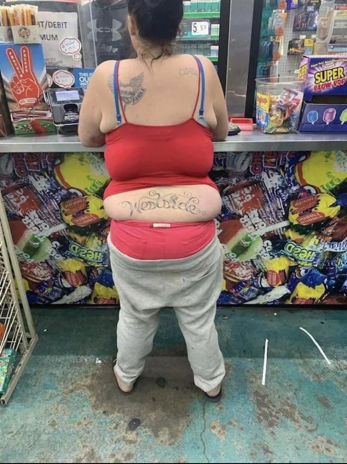Westside Tattoo. Füllige Frau in schlabberlock am Kiosk