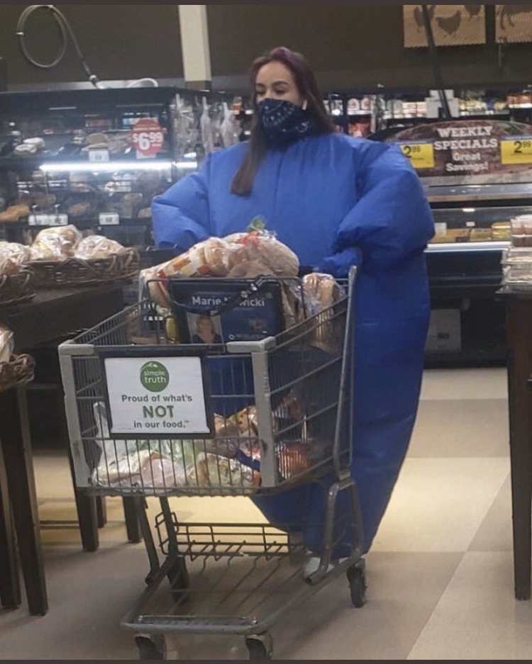 Komische Covid19 Bekleidung einer Frau in der Kaufhalle Heitere Haushaltsmomente mit einem Augenzwinkern Skurrile Einkaufserlebnisse: Wenn der Supermarkt zum Ort absurder Begebenheiten wird Einkaufen, Humorvolle Alltagsgeschichten, Lustige Menschen, Öffentlichkeit | Die Kirche des heiligen Al Bundy 4. April 2023 2