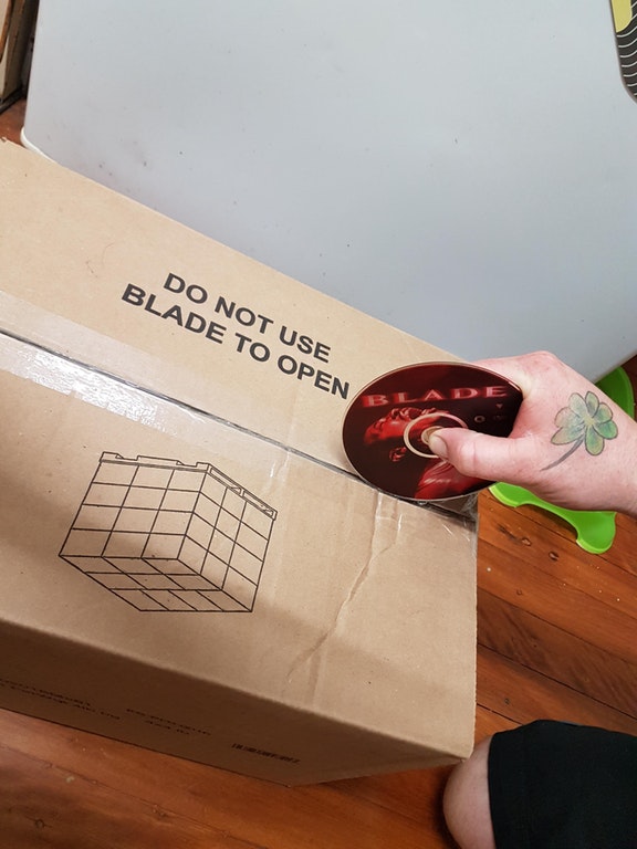 Paketzustellung witzige Spassbilder Paketbote%20(8) Freizeit mit Freude: Entspannung, pur Warten auf die Paketzustellung: Die leidige Komödie der Zustellzeiten Alltag, Arbeit, Humorvolle Alltagsgeschichten, Lustiges über das Leben | Die Kirche des heiligen Al Bundy 21. November 2023 12