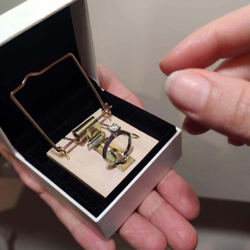 Hochzeitsantrag lustiges Sinnbild mit Ehering gefangen werden Ehechaos und Beziehungsspaß - Amüsante Liebeserlebnisse Die Ehe: Wenn „Bis dass der Tod uns scheidet“ plötzlich nach einer großartigen Idee klingt Beziehung, Ehe, Komische Begebenheiten des Lebens, Probleme | Die Kirche des heiligen Al Bundy 23. April 2023 9