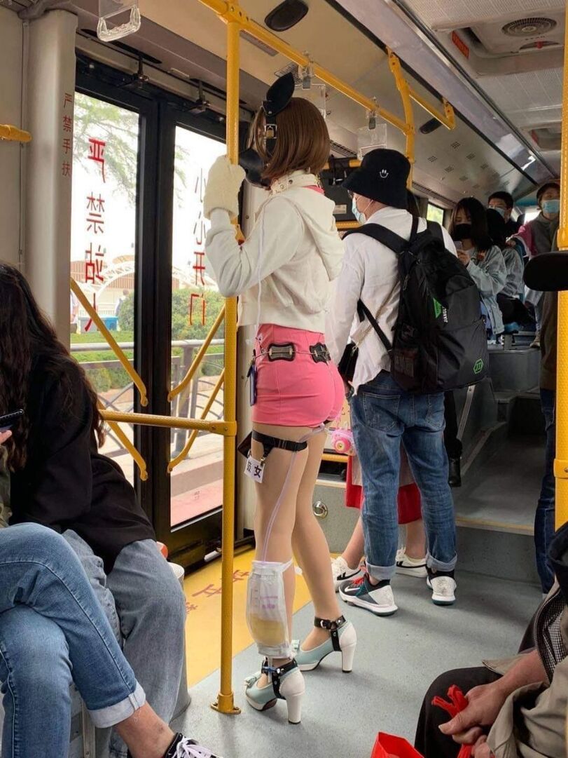 Die Frau hat den ultimativen Trick wenn man im Bus auf Toilette muss Arbeitswahnsinn und Bürosatire Pendeln in der Hölle: Ein skurriler Einblick in den öffentlichen Nahverkehr Arbeit, Ausflug, Beschweren, Komische Begebenheiten des Lebens, Öffentlichkeit, Schlechte Laune | Die Kirche des heiligen Al Bundy 19. April 2023 10