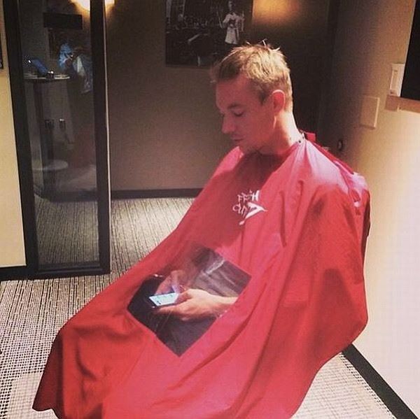 Herrenfriseur witzige Bilder Fiseursalon Fails%20(3) Männliche Marotten: Lustiges aus der Männerdomäne Welche Abenteuer kann man beim Herren-Friseur erleben? Alltag, Frisuren, Humorvolle Alltagsgeschichten, Lustiges über das Leben, Mann | Die Kirche des heiligen Al Bundy 5. November 2023 10