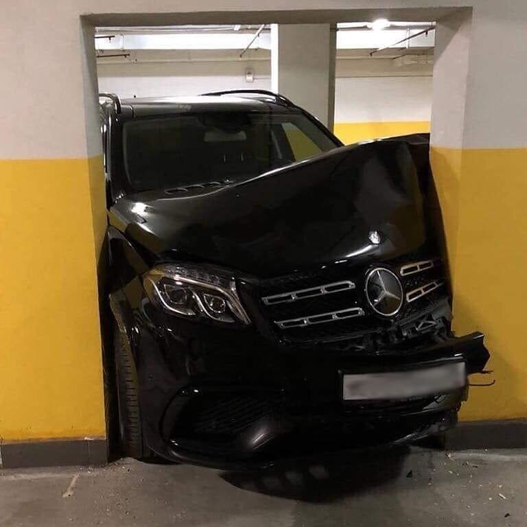 Mann weiss genau ob das Auto durch die Luecke passt Männliche Marotten: Lustiges aus der Männerdomäne Mann weiß genau ob das Auto durch die Lücke passt