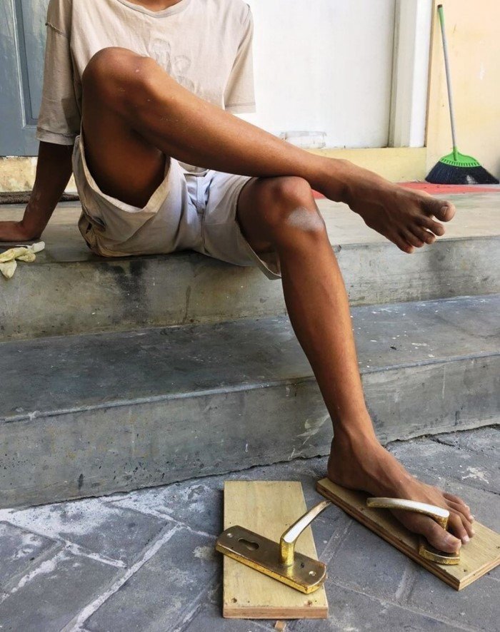 Do it yourself Fail selbstgemachte Sandalen aus Holz und Tuerklinken Heitere Haushaltsmomente mit einem Augenzwinkern Die witzigsten DIY-Fails: Wenn Heimwerken zum Comedy-Event wird Dumm, Haushalt, Heimwerker, Komische Begebenheiten des Lebens | Die Kirche des heiligen Al Bundy 27. April 2023 7