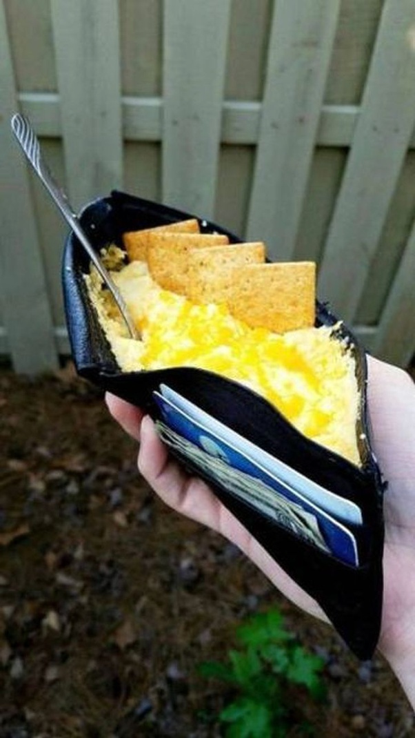 Aus Portmonee Nachos und Kasesosse essen Menschliche Marotten: Lustige Geschichten aus dem Leben Aus Portmonee Nachos mit Käsesoße essen. Wenn man schon kein Geld im Portmonee hat.