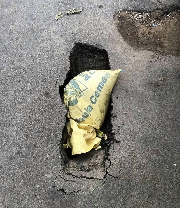 Problem geloest mit Zementsack Loch im Boden beseitigt Heitere Haushaltsmomente mit einem Augenzwinkern Die witzigsten DIY-Fails: Wenn Heimwerken zum Comedy-Event wird Dumm, Haushalt, Heimwerker, Komische Begebenheiten des Lebens | Die Kirche des heiligen Al Bundy 27. April 2023 3