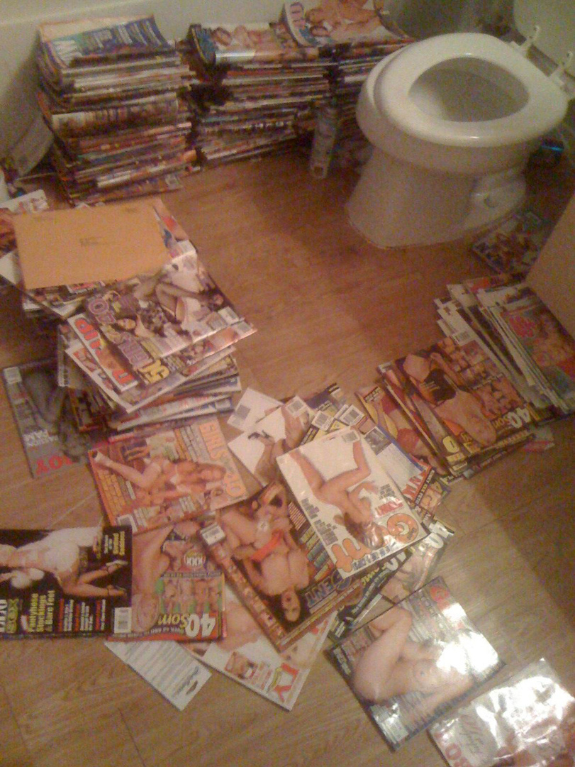 Ein echtes Maennerklo voller Zeitschriften Wissenswertes mit Witz und Humor Die unglaubliche Geschichte des Toilettensitzes und seine Bedeutung für die Menschheit Komische Begebenheiten des Lebens, Lustiges über das Leben, Toilette, Wissen zum lachen | Die Kirche des heiligen Al Bundy 19. April 2023 11