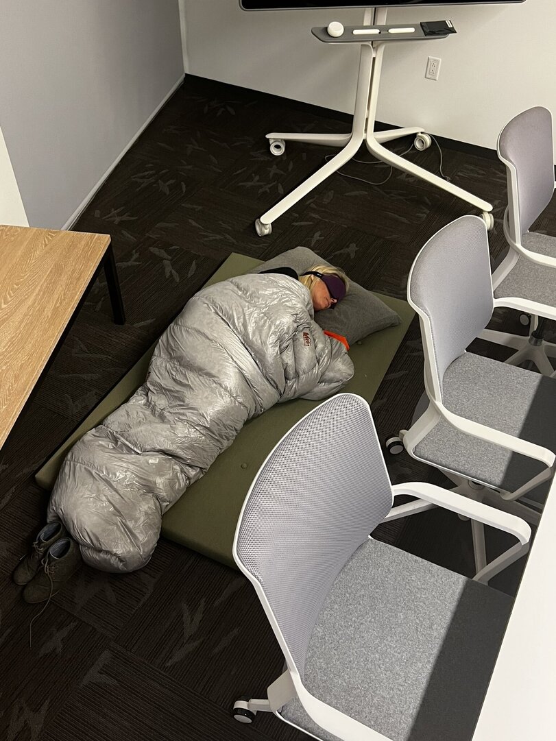 Tipps lustig wie man auf Arbeit ein Nickerchen macht ohne erwischt zu werden%20(1) Arbeitswahnsinn und Bürosatire Wie man ein Nickerchen hält, ohne dass der Chef es bemerkt Arbeit, Chef, Komische Begebenheiten des Lebens, Müdigkeit, Tipps | Die Kirche des heiligen Al Bundy 12. Mai 2023 8