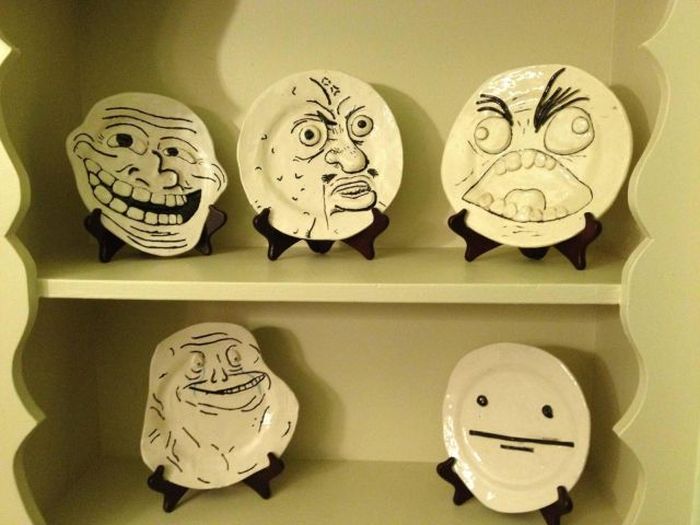 Troll Memes als Teller im Schrank Heitere Haushaltsmomente mit einem Augenzwinkern Die wundersame Welt des Abwaschs: Wenn Küchenchaos zur kreativen Inspirationsquelle wird Haushalt, Komische Begebenheiten des Lebens, Küche, Pflichten | Die Kirche des heiligen Al Bundy 3. April 2023 11