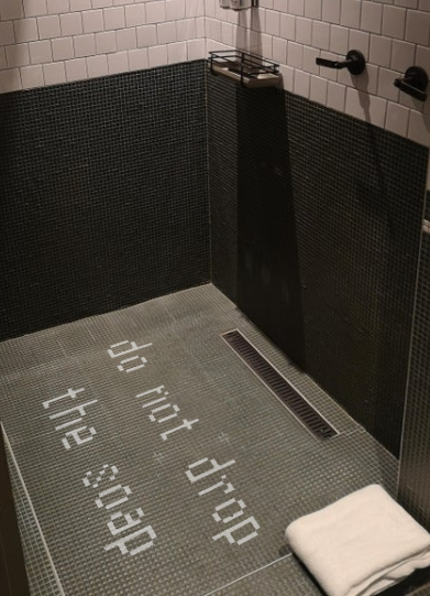 Die tägliche Dusche mit Witz meistern, ohne die Familie zu terrorisieren Alltag, Am Morgen, Humorvolle Alltagsgeschichten, Hygiene | Die Kirche des heiligen Al Bundy 6. Dezember 2023 4
