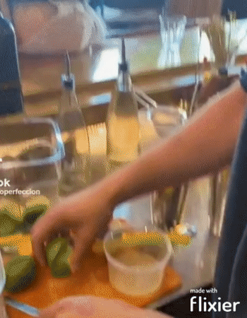 Barkeeper: Alkoholverteiler & Tröster für die versoffene Kundschaft Alkohol, Beruf, Humorvolle Alltagsgeschichten | Die Kirche des heiligen Al Bundy 7. April 2024 1
