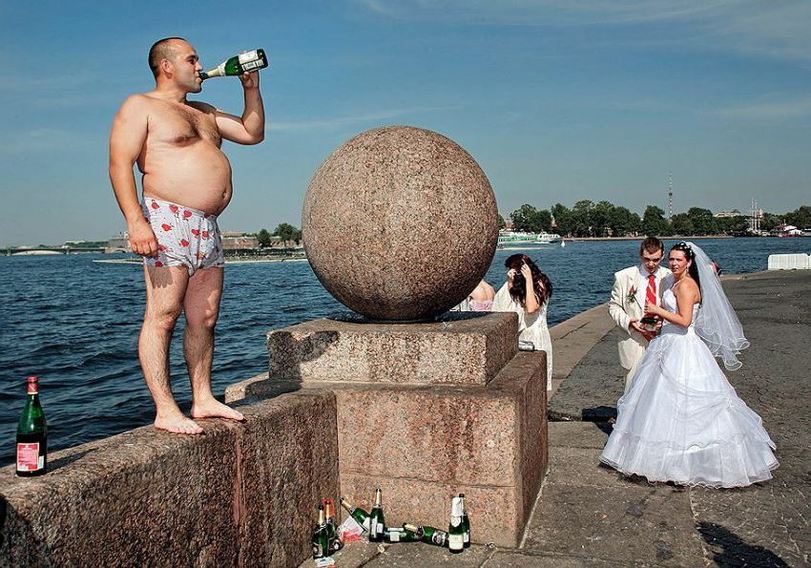 Lustige Hochzeitspannen verursacht typisch vom Mann%20(5) Ehechaos und Beziehungsspaß - Amüsante Liebeserlebnisse Zu spät, zu angetrunken: Lustige Hochzeitspannen, die typisch Mann sind Besoffene Geschichte, Ehe, Ehemann, Komische Begebenheiten des Lebens | Die Kirche des heiligen Al Bundy 25. Februar 2024 2