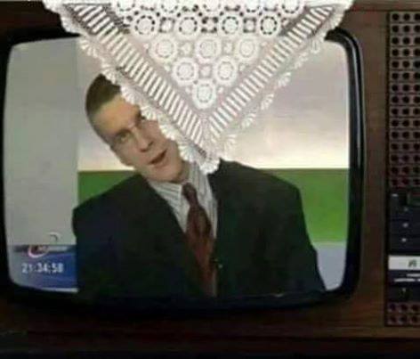 Fernseher mit Platzdeckchen lustige Bilder Freizeit mit Freude: Entspannung, pur Die Legende der verlorenen Fernbedienung: Eine epische Suche beginnt Fernsehen, Genervt, Humorvolle Alltagsgeschichten, Lustiges über das Leben | Die Kirche des heiligen Al Bundy 18. April 2023 9