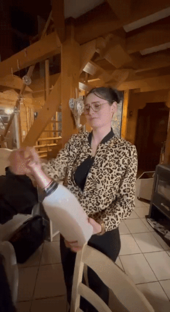 Typische Frauen lustig wie sie das Chaos meistern%20(4) Frauenhumor: Lachflash mit weiblichem Twist Typisch Frauen: Wie sie das Chaos meistern und dabei noch gut aussehen Ehemann, Frau, Komische Begebenheiten des Lebens | Die Kirche des heiligen Al Bundy 19. Mai 2023 10