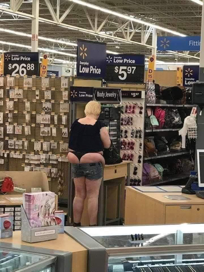 Absurde Leute im Supermarkt, denen es nicht interessiert wie sie aussehen.