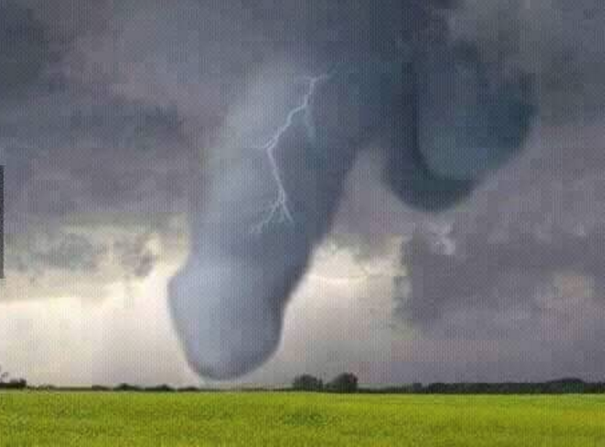 Komisch aussehende Regenwolke mit Blitz