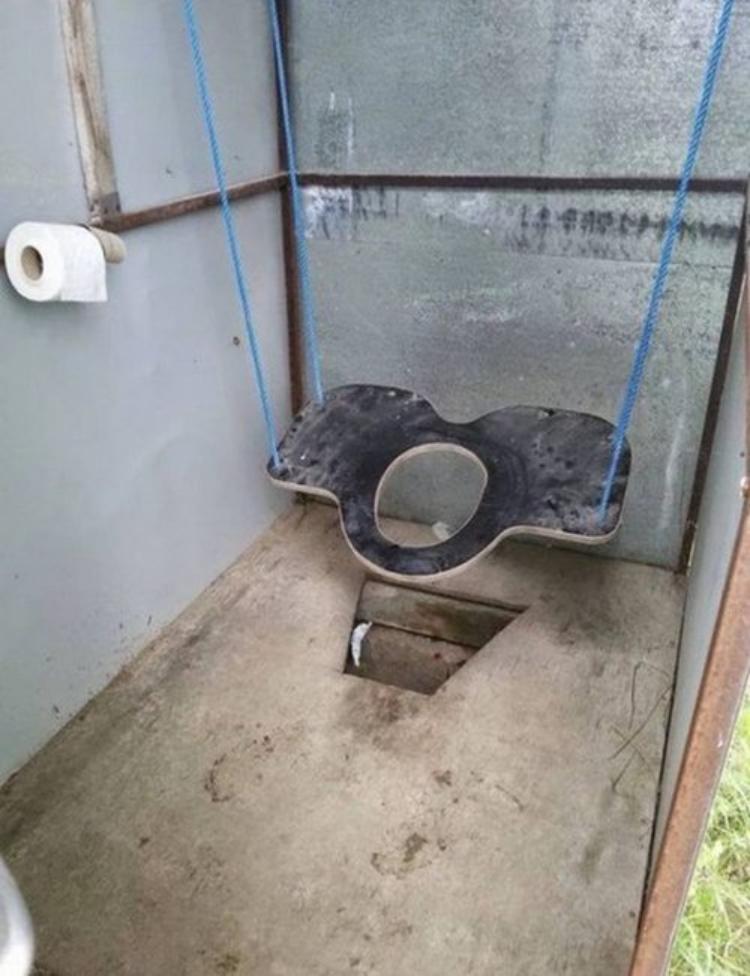 Schaukel als Klositz spartanisches Leben Wissenswertes mit Witz und Humor Die unglaubliche Geschichte des Toilettensitzes und seine Bedeutung für die Menschheit Komische Begebenheiten des Lebens, Lustiges über das Leben, Toilette, Wissen zum lachen | Die Kirche des heiligen Al Bundy 19. April 2023 4