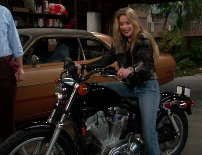 Kelly Bundy als Bikerin mit Motorrad Eine schrecklich nette Familie Kelly Bundy – Die Dumpfbacke (pumpkin) | Die Kirche des heiligen Al Bundy 14. Januar 2024 5