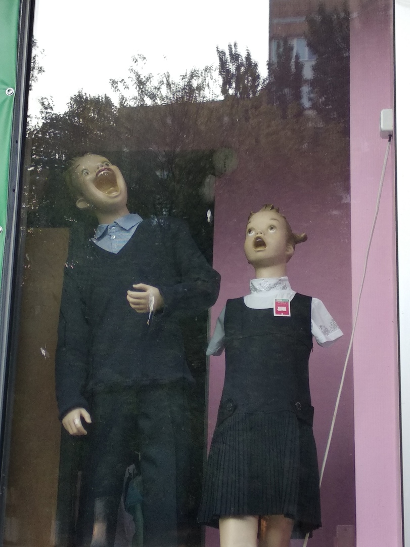 Humorvolles Schaufenster fuer Kinderbekleidung Komische Familienabenteuer und schräge Verwandtschaft Kinderkleider-Chaos: Wenn Mode, Eltern und Kinder auf Kollisionskurs gehen! Einkaufen, Familie, Kinder, Komische Begebenheiten des Lebens, Mode | Die Kirche des heiligen Al Bundy 6. April 2023 7