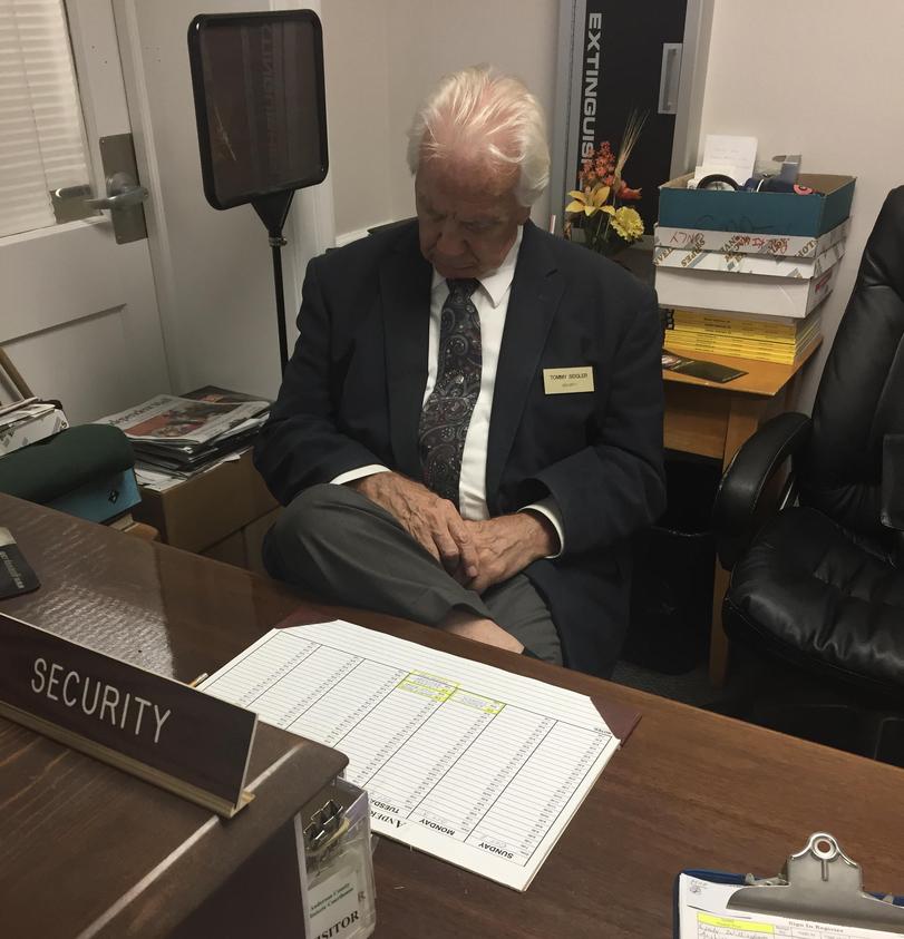 Witzige Nachtschicht Bilder die Friedhofsschicht%20(3) Arbeitswahnsinn und Bürosatire Friedhofsschicht: Sarkastische Einblicke in die Nachtschicht Arbeit, Genervt, Humorvolle Alltagsgeschichten, Müdigkeit | Die Kirche des heiligen Al Bundy 17. Oktober 2023 1