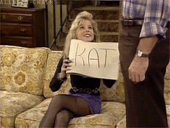 Junge Kelly Bundy versucht Cat zu schreiben Al Bundy - Der humorvolle Held des Alltags Kelly Bundy - Das Genie, das niemand kommen sah eine schrecklich nette Familie, Komische Begebenheiten des Lebens | Die Kirche des heiligen Al Bundy 15. April 2023 10