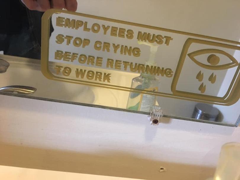 Witziges Schild auf Firmentoilette Angestellte muessen erst aufhoeren zu weinen Arbeitswahnsinn und Bürosatire Kleinkrieg Im Büro: Von Racheplänen Am Chef Und Der Gesprächvermeidung Mit Den Lästigen Kollegen Arbeit, Büro, Komische Begebenheiten des Lebens, Streit, Stress | Die Kirche des heiligen Al Bundy 16. April 2023 5
