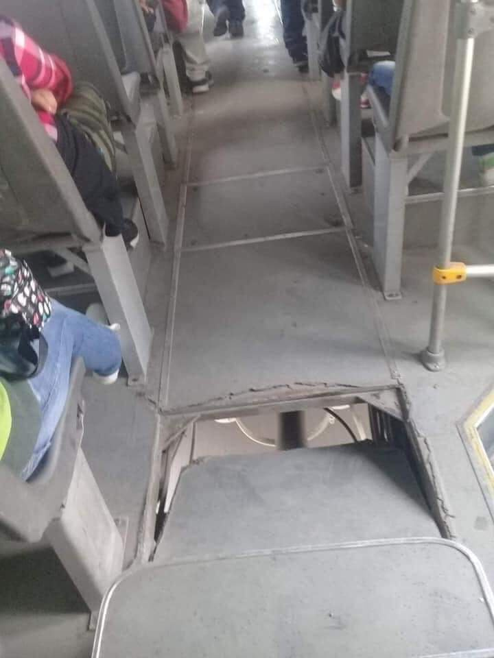 Wenn man durch das Loch im Bus die Strasse sehen kann Arbeitswahnsinn und Bürosatire Pendeln in der Hölle: Ein skurriler Einblick in den öffentlichen Nahverkehr Arbeit, Ausflug, Beschweren, Komische Begebenheiten des Lebens, Öffentlichkeit, Schlechte Laune | Die Kirche des heiligen Al Bundy 19. April 2023 14
