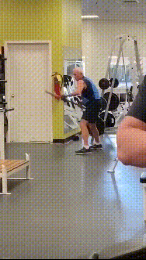 Lustige Menschen im Fitnessstudio beobachten%20(2) Muskelkraft und Schenkelklopfer: Fitness mit Humor Warum jeder im Fitnessstudio dich heimlich beurteilt Fitness, Freizeit, Humorvolle Alltagsgeschichten, Probleme | Die Kirche des heiligen Al Bundy 2. April 2024 14