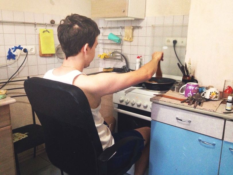 Bequem in der Küche kochen im Bürostuhl