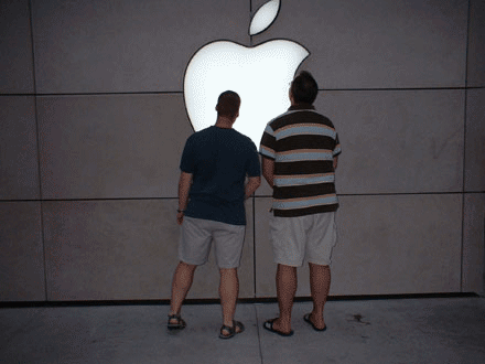 Maenner sind erregt wegen offline Apple Innovationen Freizeit mit Freude: Entspannung, pur Der Tag, an dem das Internet verschwand - Ein humorvoller Blick auf das Offline-Dasein Beschweren, Freizeit, Internet, Komische Begebenheiten des Lebens, Langeweile | Die Kirche des heiligen Al Bundy 18. April 2023 6