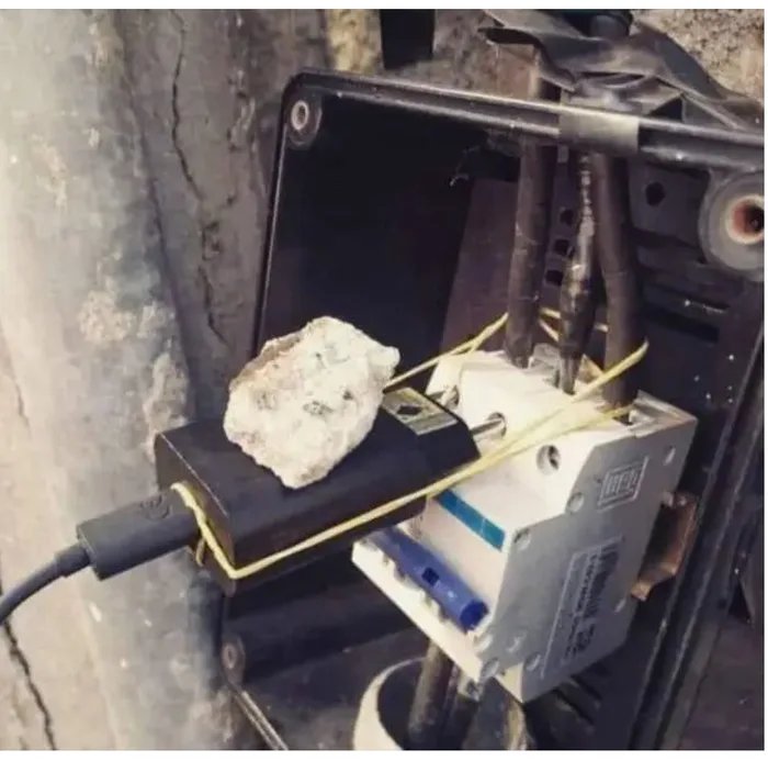 Elektriker am Werk - Ein flammendes Plädoyer für knisternde Pannen Arbeit, Handwerker, Komische Begebenheiten des Lebens | Die Kirche des heiligen Al Bundy 30. September 2023 9