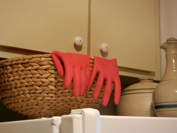 Abwasch Gummihandschuhe mit Augen Kueche lustig Heitere Haushaltsmomente mit einem Augenzwinkern Die wundersame Welt des Abwaschs: Wenn Küchenchaos zur kreativen Inspirationsquelle wird Haushalt, Komische Begebenheiten des Lebens, Küche, Pflichten | Die Kirche des heiligen Al Bundy 3. April 2023 2
