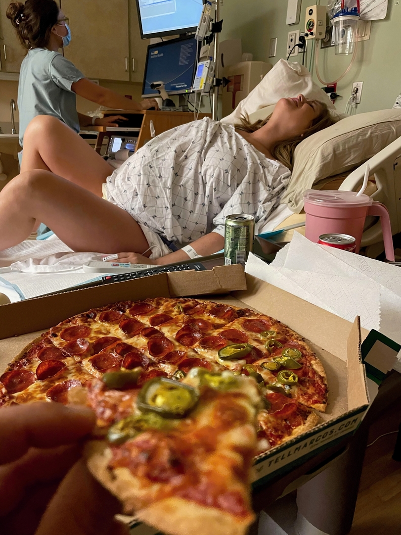 Langweile lustig Pizza essen waehrend Frau ein Baby bekommt Menschliche Marotten: Lustige Geschichten aus dem Leben Langeweile lustig - Pizza essen während Ehefrau ein Baby bekommt