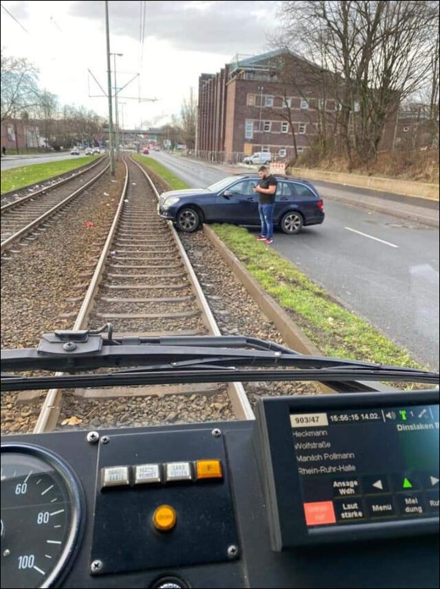 Comedy How to Spass wie man einen Stau verursacht%20(2) Freizeit mit Freude: Entspannung, pur Wie man einen Stau verursacht: Eine Schritt-für-Schritt-Anleitung Auto, Komische Begebenheiten des Lebens, Öffentlichkeit, Tipps | Die Kirche des heiligen Al Bundy 16. Mai 2023 3