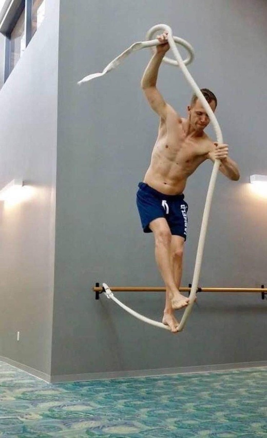 Lustige Menschen im Fitnessstudio beobachten%20(2) Muskelkraft und Schenkelklopfer: Fitness mit Humor Warum jeder im Fitnessstudio dich heimlich beurteilt Fitness, Freizeit, Humorvolle Alltagsgeschichten, Probleme | Die Kirche des heiligen Al Bundy 2. April 2024 9