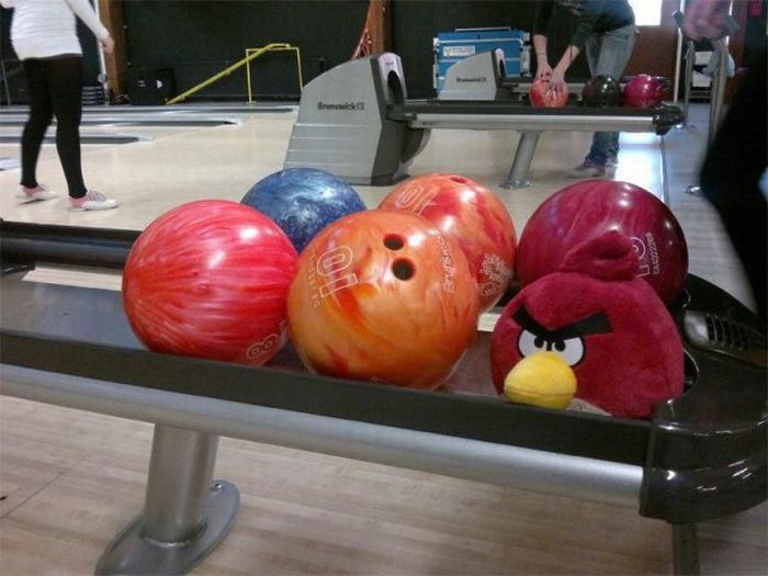 Bowling: Eine Odyssee von verschwitzten Schuhen, verlorenen Hoffnungen und fliegenden Kugeln Entspannung, Freizeit, Hobby, Komische Begebenheiten des Lebens, Öffentlichkeit, Sport | Die Kirche des heiligen Al Bundy 2. April 2023 4