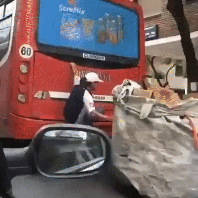 Cleverer Kleinunternehmer spart sich das Geld fuer den Bus Arbeitswahnsinn und Bürosatire Pendeln in der Hölle: Ein skurriler Einblick in den öffentlichen Nahverkehr Arbeit, Ausflug, Beschweren, Komische Begebenheiten des Lebens, Öffentlichkeit, Schlechte Laune | Die Kirche des heiligen Al Bundy 19. April 2023 9