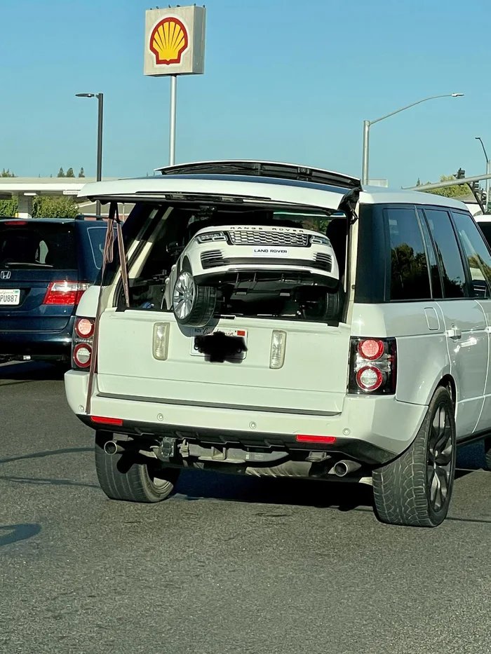 Land Rover mit Auto in Kofferklappe Wissenswertes mit Witz und Humor Typisch Auto, typisch Du! Automarkenklischees im Check Auto, Halbwahrheit, Komische Begebenheiten des Lebens, Öffentlichkeit | Die Kirche des heiligen Al Bundy 24. August 2024 22